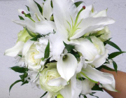 [0003]ユリとカラーのキャスケードブーケ