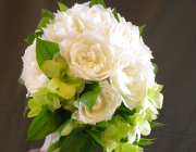 [0014]バラとランのキャスケードブーケ