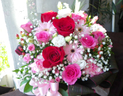 [0022]バラとガーベラのアレンジメント